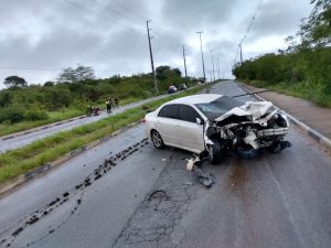 Colisão frontal entre carro e moto com vítima fatal em Caruaru Colisão frontal entre carro e moto com vítima fatal em Caruaru