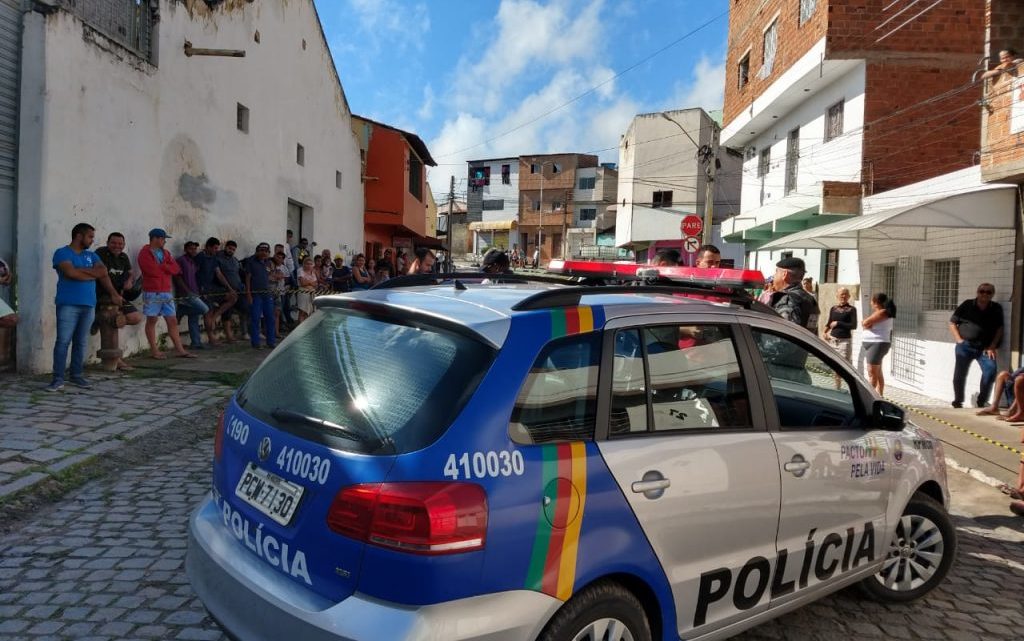 Tatuador morto a tiros e mulher é baleada em Caruaru Tatuador morto a tiros e mulher é baleada em Caruaru