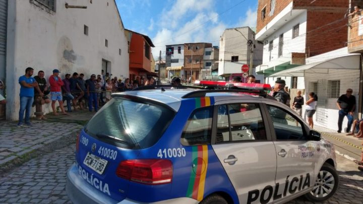 Tatuador morto a tiros e mulher é baleada em Caruaru