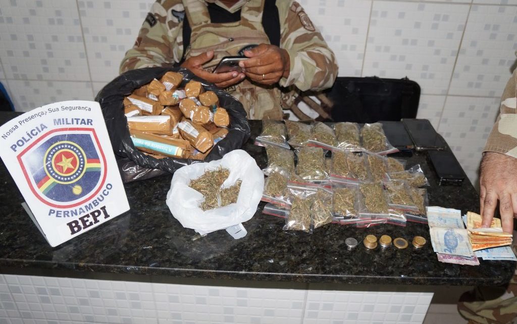Seis pessoas são presas em Caruaru suspeitas de envolvimento com tráfico de drogas Seis pessoas são presas em Caruaru suspeitas de envolvimento com tráfico de drogas
