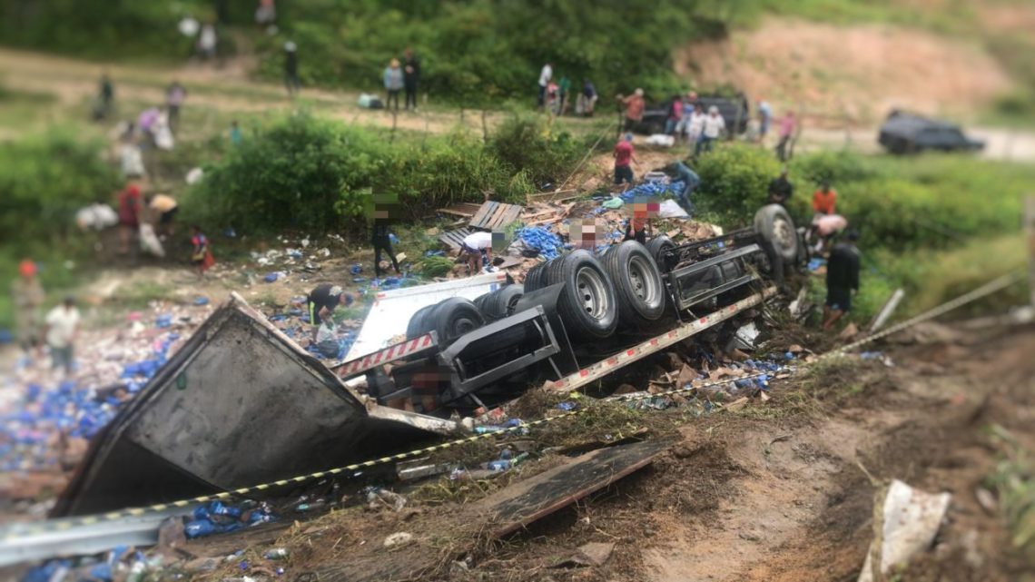 Caminhão capota e motorista morre  na BR-104 em Panelas
