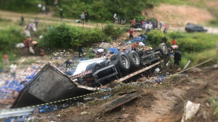 Caminhão capota e motorista morre  na BR-104 em Panelas