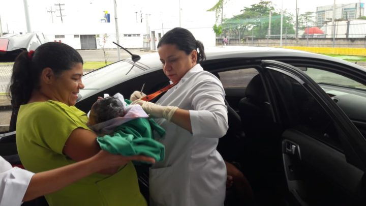 PMs realizam parto dentro de carro na BR-232