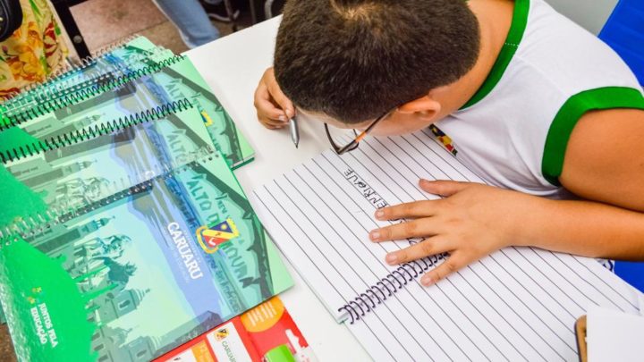 Alunos com baixa visão ou cegueira recebem materiais específicos da rede de ensino de Caruaru
