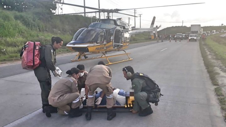 PRF interdita BR-232 para resgate a vítima de acidente