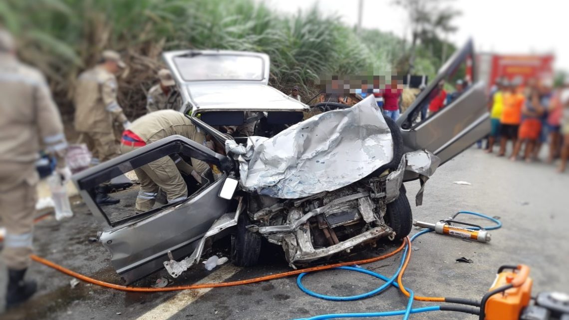 Colisão frontal na BR-408 deixa três feridos Colisão frontal na BR-408 deixa três feridos