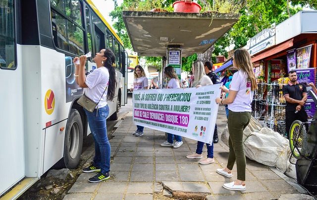 Lei da “Parada Segura” é abordada em ação alusiva ao “Dia Laranja” em Caruaru