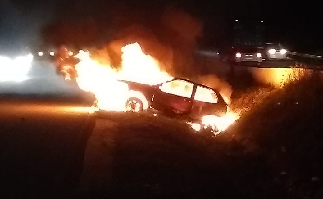 Carro pega fogo na BR-104 em Caruaru