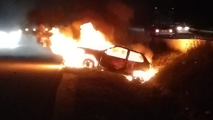 Carro pega fogo na BR-104 em Caruaru