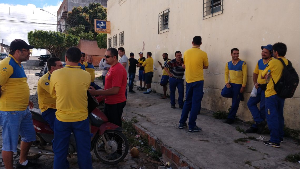 Funcionários dos Correios suspendem greve após assembleia Funcionários dos Correios suspendem greve após assembleia