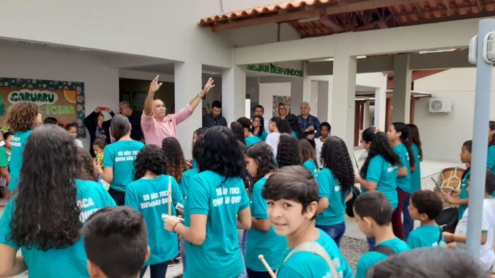 Prefeito de Toritama conhece estrutura física e pedagógica de escola municipal de Caruaru