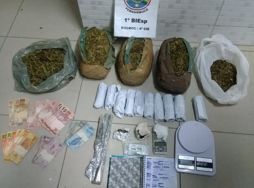 Homem detido e 4kg de entorpecentes apreendidos pela PM em Caruaru Homem detido e 4kg de entorpecentes apreendidos pela PM em Caruaru