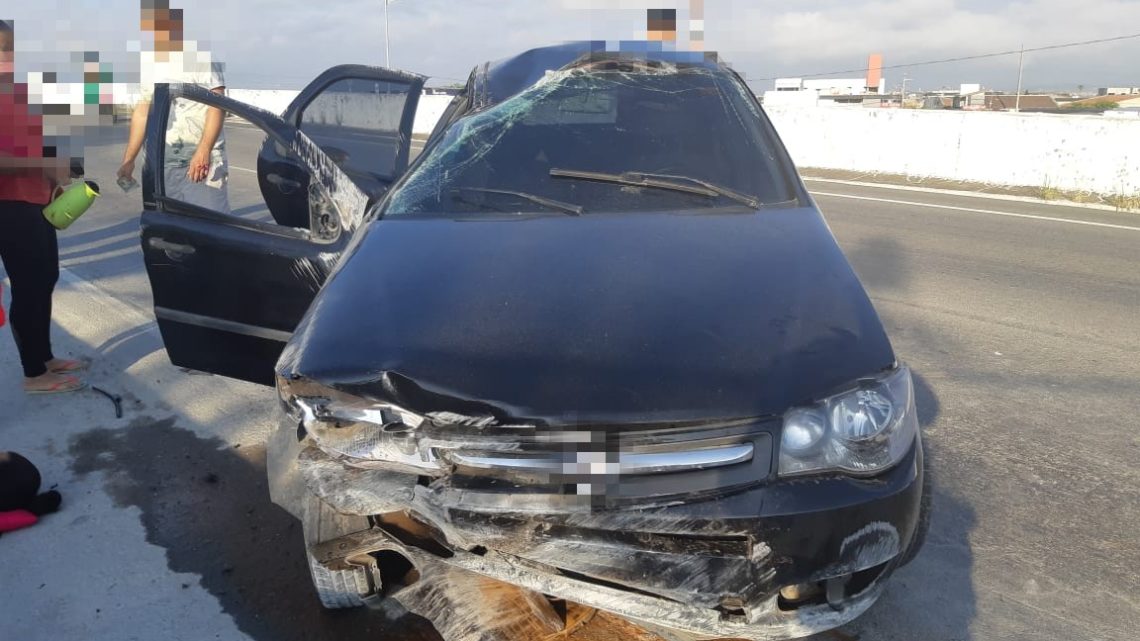 Carro com cinco pessoas capota na BR-104 em Caruaru