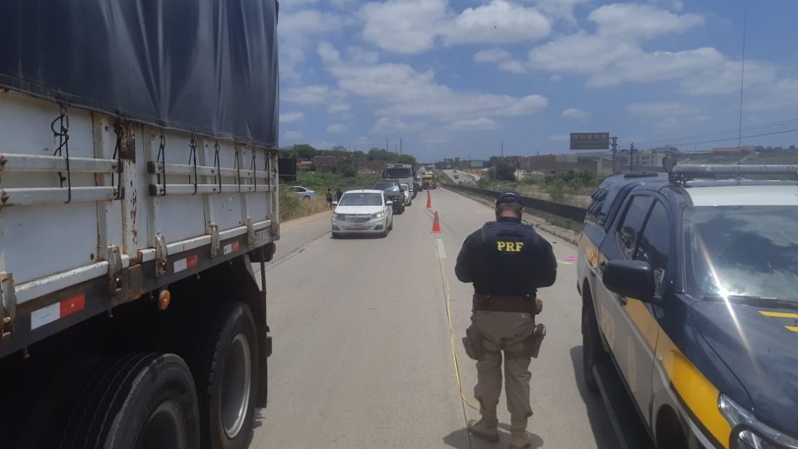Mulher morre atropelada na BR-232 em Caruaru Mulher morre atropelada na BR-232 em Caruaru