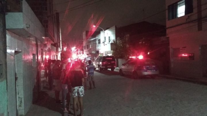 Jovem é morto a tiros dentro de casa e mulher é atingida pelas balas