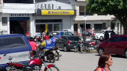 Mulher é assaltada quando ia fazer depósito bancário em Agrestina Mulher é assaltada quando ia fazer depósito bancário em Agrestina
