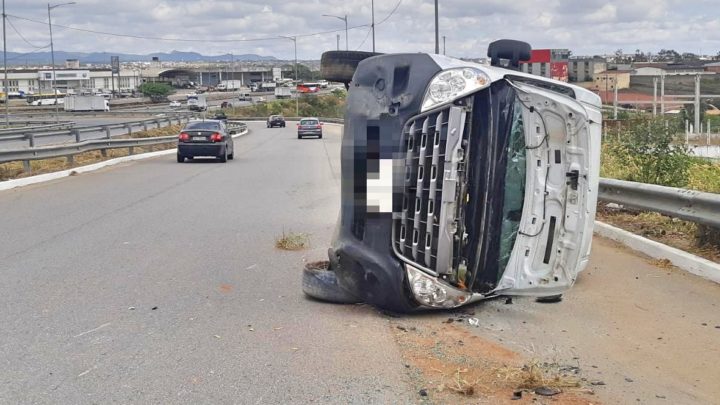 Van tomba na BR-232 em Caruaru nesta segunda (7)