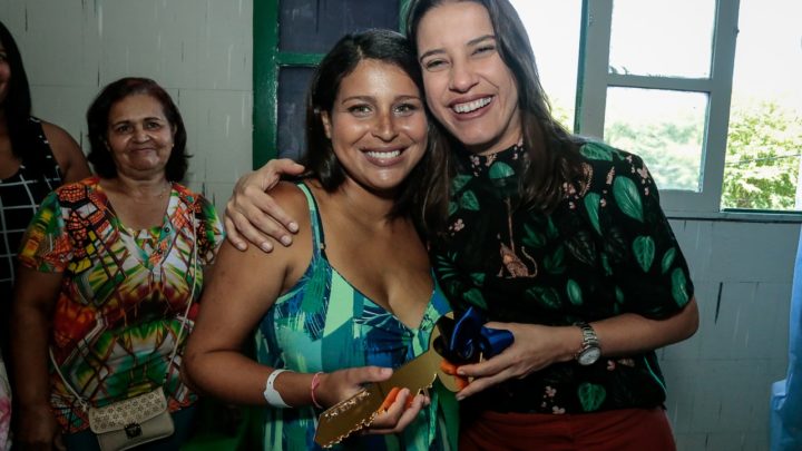 Prefeita Raquel Lyra entrega a chave da cidade ao bebê-prefeito