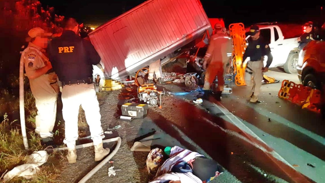 Um morto e onze feridos após colisão entre caminhonete e van na BR-232 Um morto e onze feridos após colisão entre caminhonete e van na BR-232