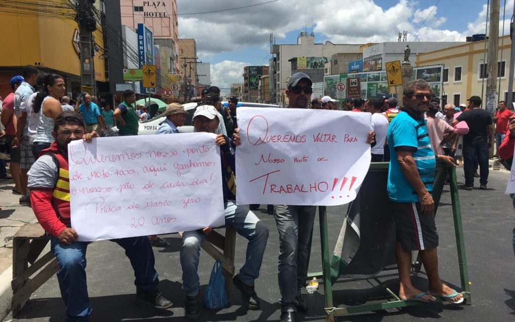 Mototaxistas realizam protesto no centro de Caruaru Mototaxistas realizam protesto no centro de Caruaru
