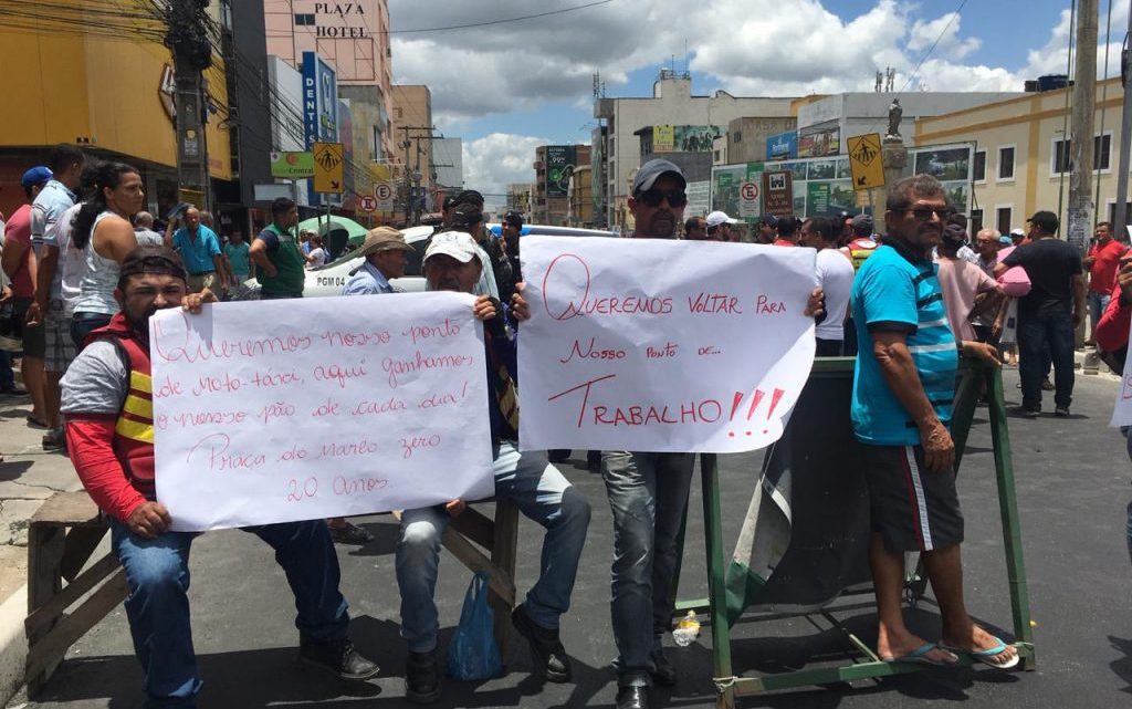 Mototaxistas realizam protesto no centro de Caruaru