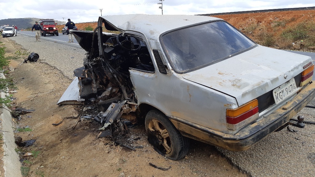Colisão frontal entre dois carros com vítima fatal na BR-104