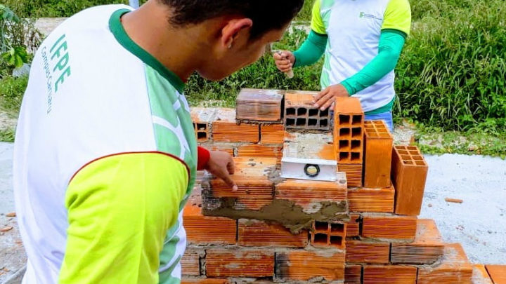 Socioeducandos da Funase Caruaru concluem curso de Pedreiro e Pintor de Obras em creche