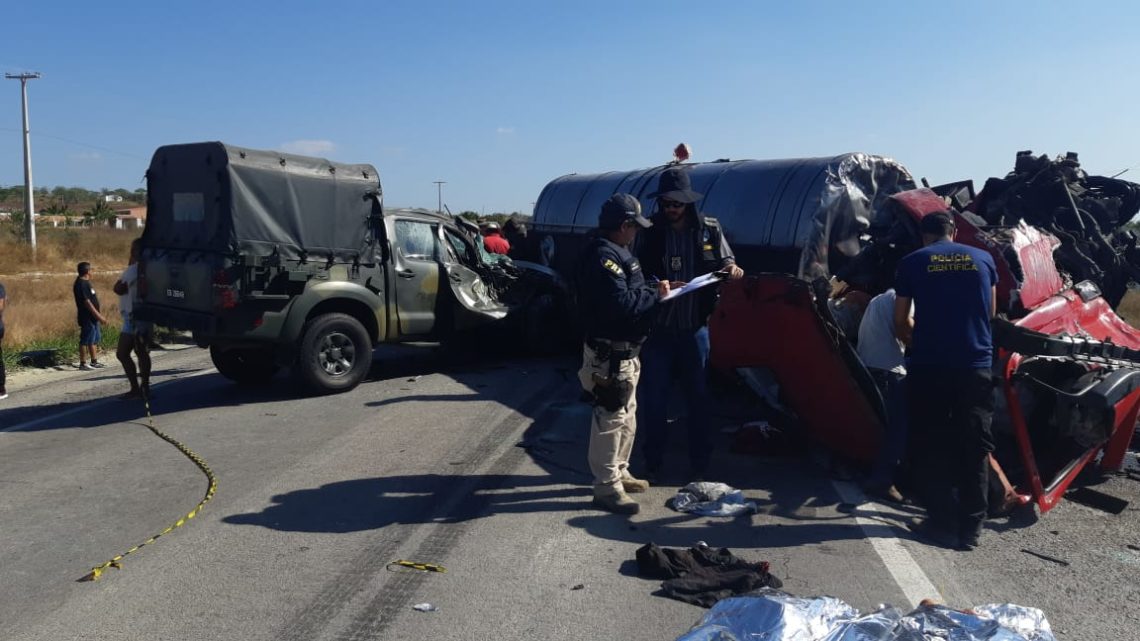 Colisão entre caminhões e Hilux com vítima fatal e feridos na BR-423 em São Caitano