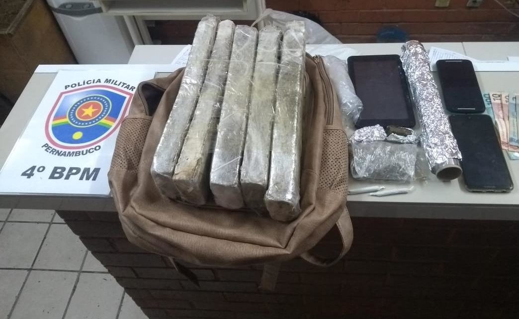 PM prende dupla em flagrante transportando cerca de 5kg de maconha