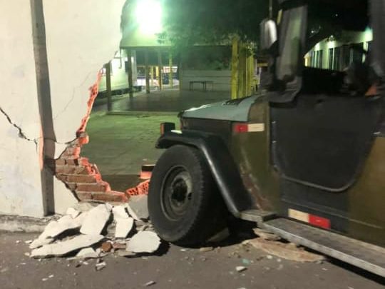 Veículo Toyota Bandeirante derruba muro de colégio em Caruaru