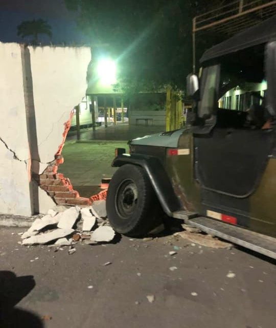 Veículo Toyota Bandeirante derruba muro de colégio em Caruaru Veículo Toyota Bandeirante derruba muro de colégio em Caruaru