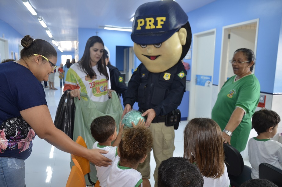 PRF realiza ação solidária para crianças com câncer em Caruaru