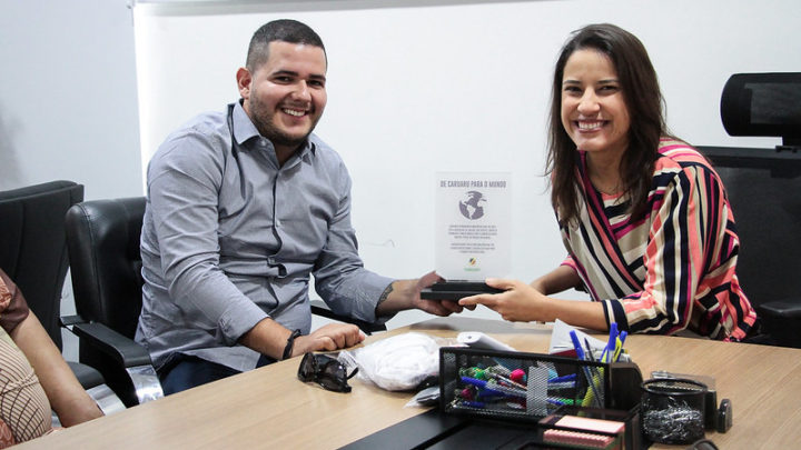 Raquel Lyra recebe jovem que conheceu os 196 países do planeta