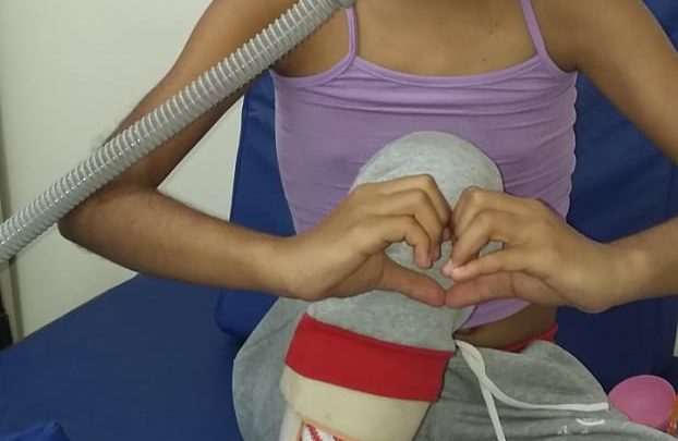 Garota de 12 anos precisa de cadeira de rodas motorizada para poder voltar a estudar