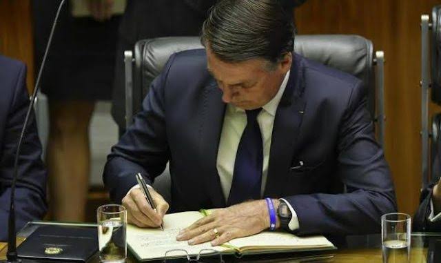 Bolsonaro assina MP para extinguir seguro DPVAT e DPEM