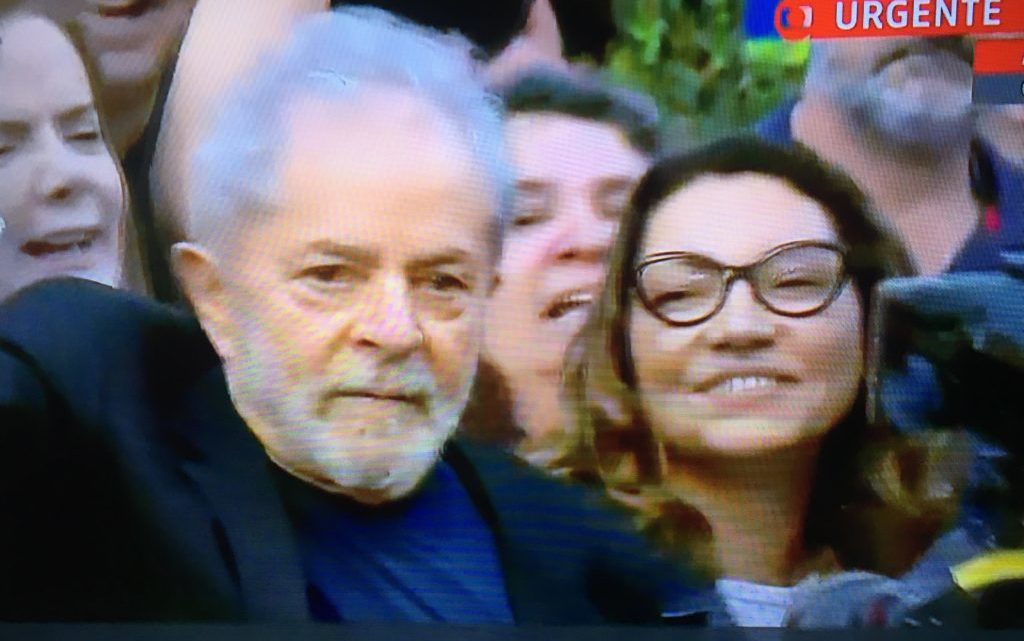 Lula deixa a prisão após decisão do STF