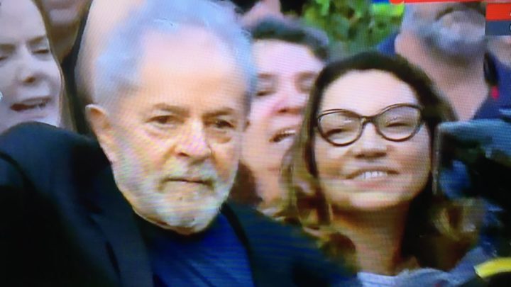Lula deixa a prisão após decisão do STF
