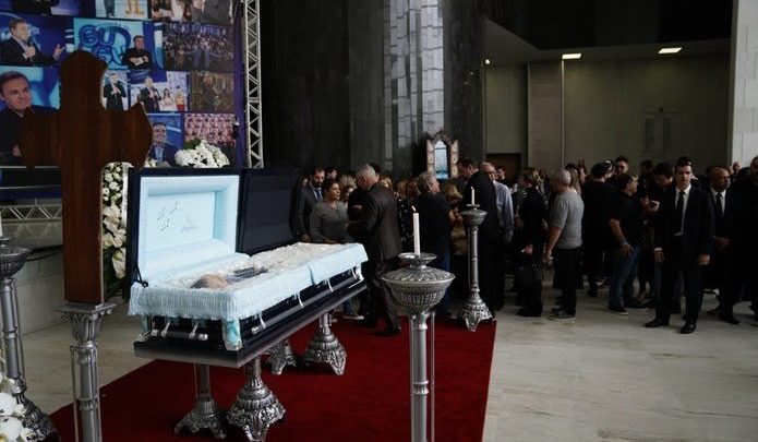 Familiares, famosos e milhares de fãs no velório de Gugu Liberato em SP