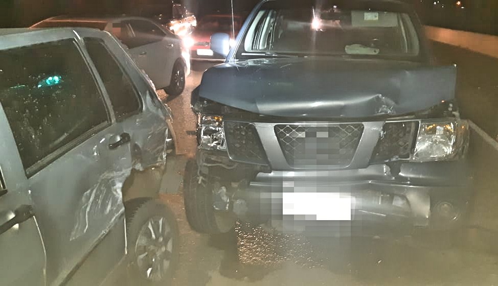 Engavetamento entre cinco veículos na BR-104 nesse sábado (30) Engavetamento entre cinco veículos na BR-104 nesse sábado (30)