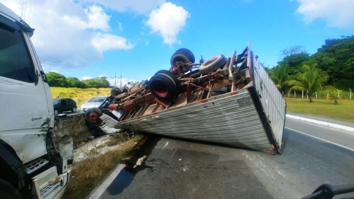 Caminhão tomba após pneu estourar e provocar colisão em carreta na BR-232