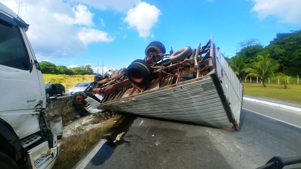 Caminhão tomba após pneu estourar e provocar colisão em carreta na BR-232 Caminhão tomba após pneu estourar e provocar colisão em carreta na BR-232