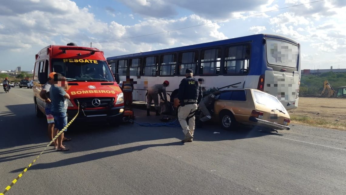 Mulher morre após carro colidir em traseira de ônibus na BR-104 em Caruaru Mulher morre após carro colidir em traseira de ônibus na BR-104 em Caruaru