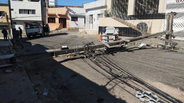Caminhão derruba poste e deixa parte do bairro sem energia em Caruaru