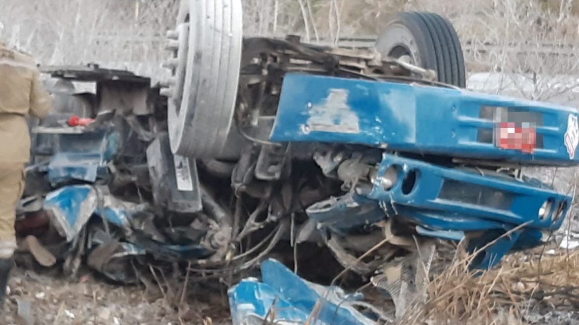 Motorista morre após caminhão capotar na Serra das Russas