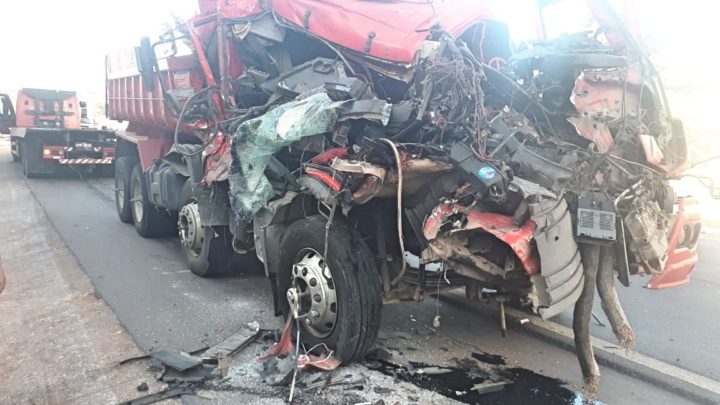 Caminhão caçamba colide na traseira de carreta na BR-101 em Paulista