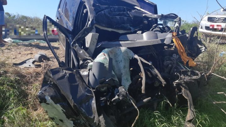 Três mortes após colisão entre carro e caminhão na BR-232 e carga é saqueada