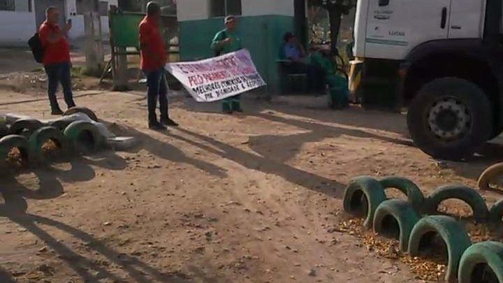 Coletores de lixo protestam na garagem da Locar em Caruaru