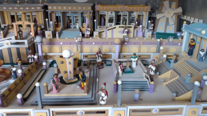 Caruaru: Maquete sobre o Natal com 16 metros quadrados confeccionada em garagem