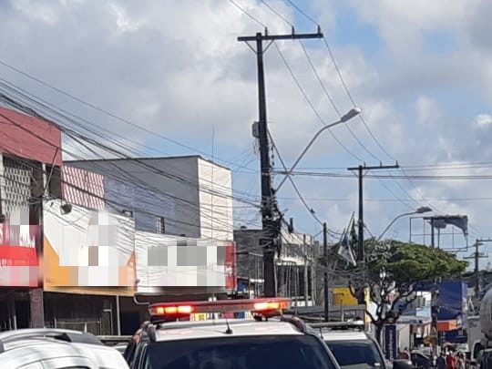 Motociclista morre atropelado por caminhão após colidir em carro