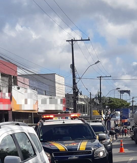 Motociclista morre atropelado por caminhão após colidir em carro